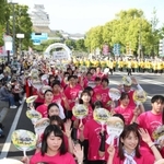 まつり２日目のフィナーレを飾った総踊り＝１８日、姫路市の大手前通り（撮影・辰巳直之）