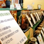 張り紙で６月からの値上げを伝える「豆や珈楽」の店内＝姫路市土山２