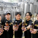 「チルダビール」を共同開発した姫路クラフトビール協会のメンバー＝姫路市北条口５