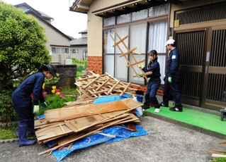 民家から災害ごみを運び出す地域創生部の部員たち＝石川県能登町（姫路商業高校提供）