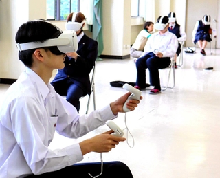 仮想現実（ＶＲ）ゴーグルを体験するＳＴＥＡＭ探究科の生徒＝姫路飾西高校