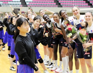 フランス代表選手と交流した山陽中の女子バレーボール部員＝ヴィクトリーナ・ウインク体育館