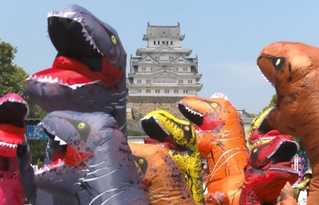 恐竜乱舞。全国的に人気のティラノサウルスレースをＰＲする着ぐるみの人たち＝姫路市の大手前通り