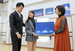 発表会の写真を見ながら思い出を語り合う（右から）中田さんと齋木さん。左は瀬内さん＝姫路市山野井町、中田バレエシアター