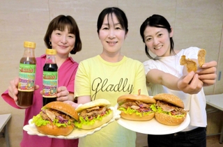 姫路産のショウガを使ったハンバーガーを作った（右から）八木有加さん、伊東久美子さん、島田睦美さん＝姫路市市川台３