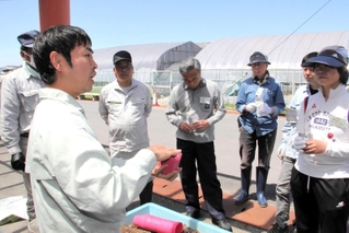 落花生の種を植える方法を受講者に伝える市農業振興センターの坂本和也さん（手前左）＝姫路市山田町多田