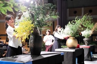 思い思いに花を生ける出場者たち＝イーグレひめじ・あいめっせホール