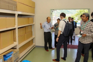 体育館内にある備蓄倉庫を視察する参加者＝神河町上岩