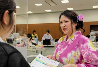 華やかな浴衣姿で接客する姫路信用金庫駅前支店の職員＝姫路市亀井町