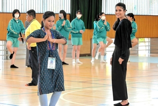 インドの伝統舞踊を生徒に教えるサドナ・シャルマさん（右）とスシミタ・ゴッシュさん＝姫路市飾磨区細江、飾磨中部中学校