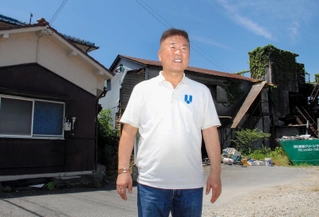 空き家や工場の跡地を改装し、アーティストが創作できる滞在拠点とする構想を語る中島勇さん＝姫路市花田町高木