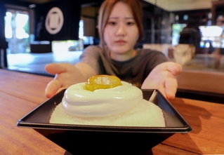 粉状の氷の上にクリーム、果肉がのった「みかん氷」＝姫路市夢前町杉之内