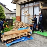民家から災害ごみを運び出す地域創生部の部員たち＝石川県能登町（姫路商業高校提供）