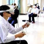 仮想現実（ＶＲ）ゴーグルを体験するＳＴＥＡＭ探究科の生徒＝姫路飾西高校
