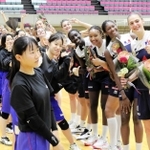 フランス代表選手と交流した山陽中の女子バレーボール部員＝ヴィクトリーナ・ウインク体育館