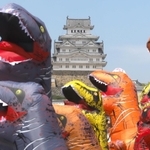 恐竜乱舞。全国的に人気のティラノサウルスレースをＰＲする着ぐるみの人たち＝姫路市の大手前通り
