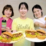 姫路産のショウガを使ったハンバーガーを作った（右から）八木有加さん、伊東久美子さん、島田睦美さん＝姫路市市川台３