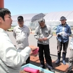 落花生の種を植える方法を受講者に伝える市農業振興センターの坂本和也さん（手前左）＝姫路市山田町多田