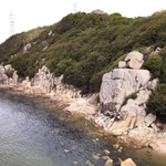 播磨灘に面し、巨大な奇岩が並ぶ景勝地、小赤壁＝姫路市木場（ドローンで撮影）