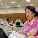 華やかな浴衣姿で接客する姫路信用金庫駅前支店の職員＝姫路市亀井町