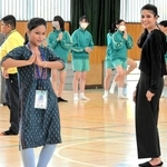 インドの伝統舞踊を生徒に教えるサドナ・シャルマさん（右）とスシミタ・ゴッシュさん＝姫路市飾磨区細江、飾磨中部中学校