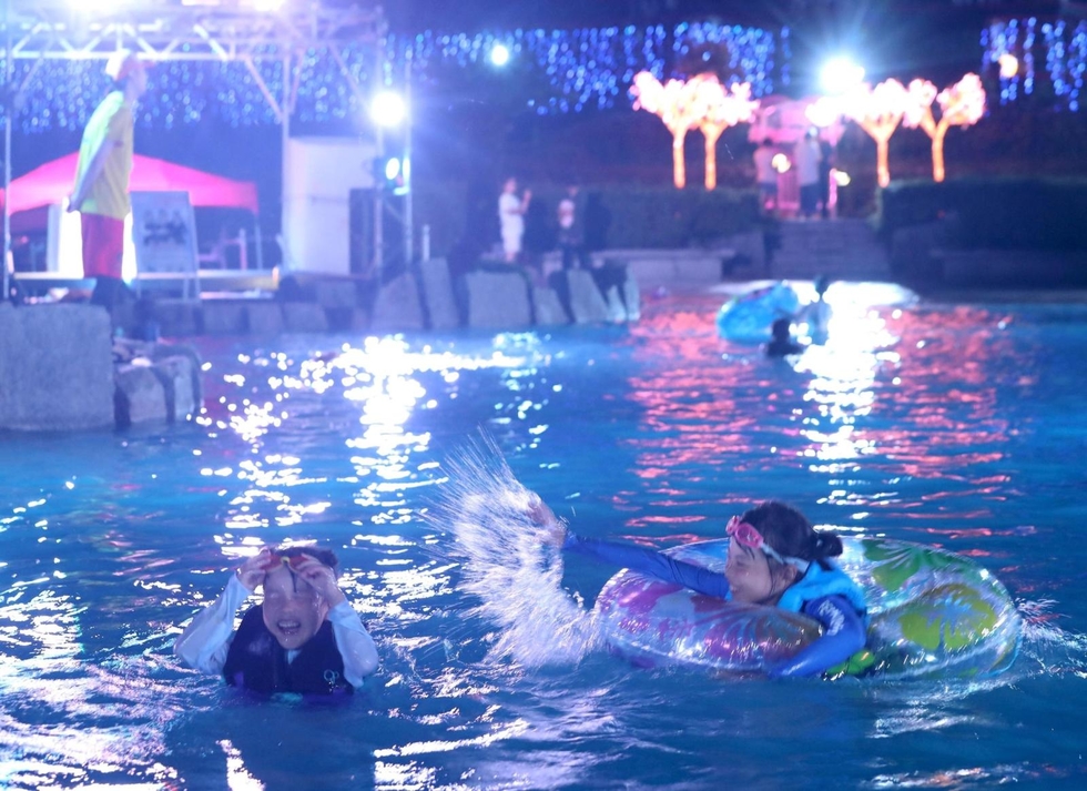 水面きらきら、非日常を満喫 ナイトプール盛況 姫路セントラルパーク