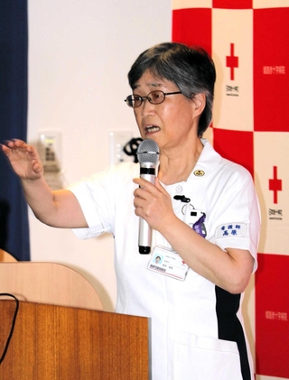国際救援活動の体験を報告する高原美貴さん＝姫路赤十字病院