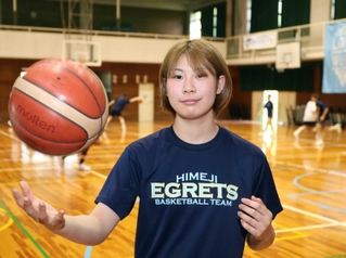 今春に姫路イーグレッツに入団した細見彩花選手＝市川町神崎