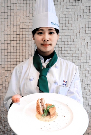「播磨野菜創作料理コンテスト」で最優秀賞に選ばれた内田玲さん＝姫路市安田１、日本調理製菓専門学校
