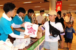 そうめんと具材の干ししいたけを受け取る来場者たち＝姫路市駅前町