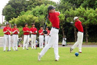 ラウンド練習をする日ノ本学園高校ゴルフ部の部員たち＝旭国際姫路ゴルフ俱楽部