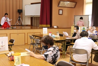 終活についての講話に耳を傾ける参加者ら＝姫路市青山２