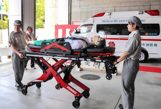 姫路市に高規格救急車寄贈 ふるさと大使の浜本さん 「女性やベテランの