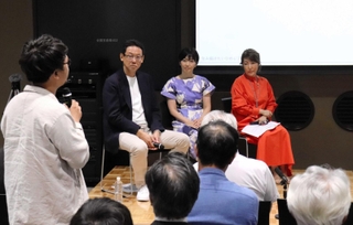 壇上で姫路市民の意見に耳を傾ける久保田智子教育長（右から２人目）ら＝アクリエひめじ