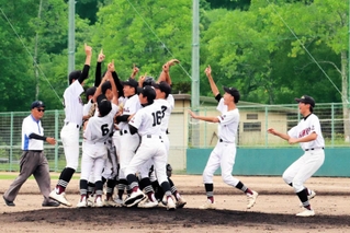 ３５年ぶりの優勝を決めて喜ぶ広嶺の選手たち＝香寺総合公園スポーツセンター