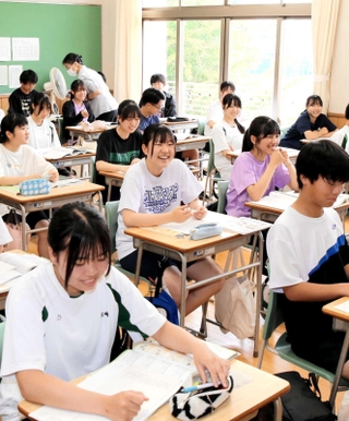 部活動の練習着や私服など、思い思いの服装で授業を受ける生徒ら＝姫路西高校