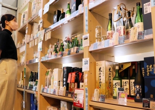 試飲会の後は、播産館で播磨地域の日本酒を買うこともできる＝姫路市南駅前町