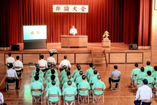 更生への思いなどを話す受刑者＝姫路市岩端町、姫路少年刑務所