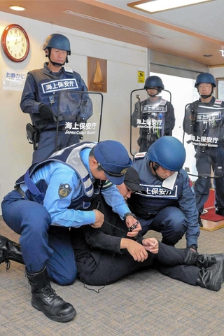 テロリスト役を取り押さえる海上保安官ら＝姫路市飾磨区細江