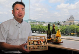 「きこう×龍力」オーナーの安田忠正さん。姫路城が見渡せる店内で和食と日本酒を楽しめる＝姫路市本町