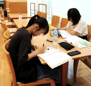 冷房の効いた学習室で自習に励む子どもたち＝県立武道館