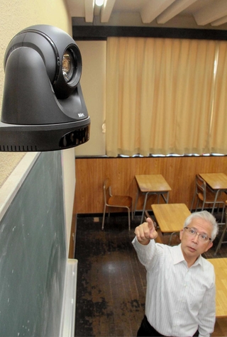 教室に設置した録画用のカメラ。藤村雄二校長は「生徒が授業を振り返り、疑問を解決できる」と利点を説明する＝姫路市本町