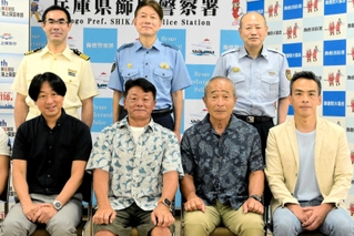 海で溺れた中学生を救助し、県の善行賞などを受けた中野将さん（前列左から２人目）ら＝姫路市飾磨区中島、飾磨消防署