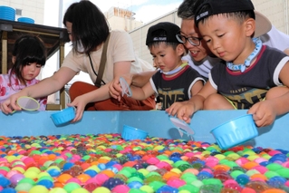 スーパーボールすくいを楽しむ親子連れら＝姫路市千代田町
