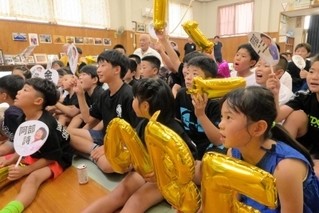 阿部詩選手に声援を送る子どもら＝姫路市豊富町豊富