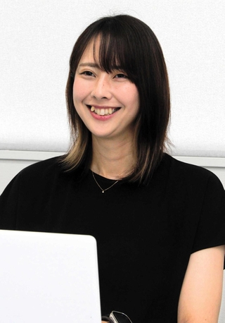 井上愛里沙選手と大学時代から親交が深い吉岡可奈さん。現在はヴィクトリーナ姫路のフロントスタッフも務める＝姫路市白銀町