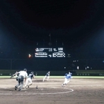 新設されたナイター照明の下、プレーする選手たち＝姫路市飯田、ウインク球場
