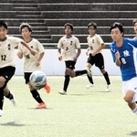 サッカーの試合でボールを追いかける琴陵中と城乾中の選手たち＝姫路市立球技スポーツセンター
