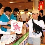 そうめんと具材の干ししいたけを受け取る来場者たち＝姫路市駅前町