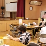終活についての講話に耳を傾ける参加者ら＝姫路市青山２